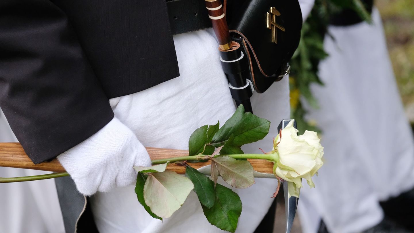Auf dem Zwickauer Hauptfriedhof gedenken Vertreter der Stadt, der Kirchen und des Bergbauvereins dem Grubenunglück vor 66 Jahren