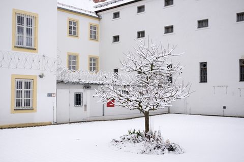 Der Freistaat will das ehemalige Gefängnis in Neuburg ann der Donau verkaufen. Foto: Sven Hoppe/dpa
