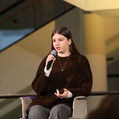 Die aus der Deportation zurückgekehrte Ukrainerin Valeriia Sydorova spricht im Niedersächsischen Landtag. (Handout) Foto: Nieder