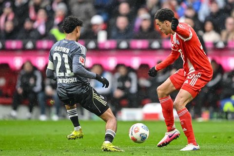 Jamal Musiala (r) in Aktion gegen Eintracht Frankfurt. Foto: Harry Langer/dpa