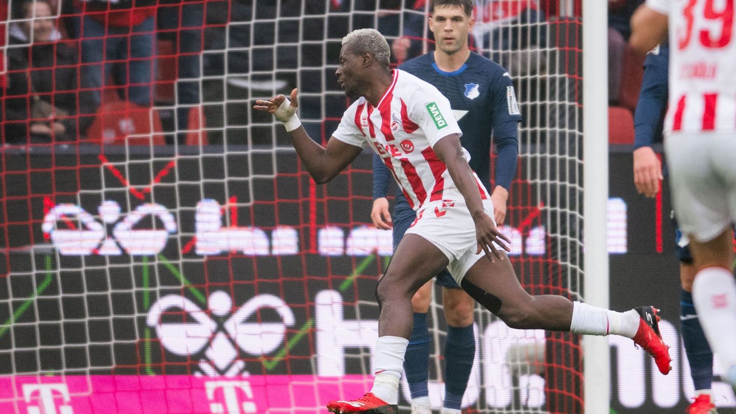 Ragnar Ache jubelt über sein spektakuläres Tor zum 1:0. Foto: Marius Becker/dpa