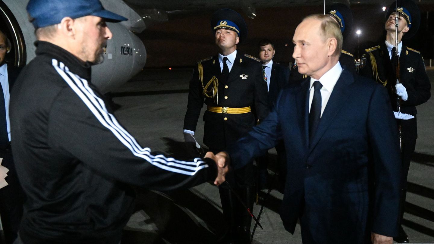 Die Agenten der russischen Geheimdienste sind ein scharfes Schwert Präsident Putins. In einem großen Gefangenenaustausch mit dem Westen holte der russische Präsident im Sommer 2024 hochrangige Agenten nach Hause und empfing sie persönlich am Flughafen in Moskau.