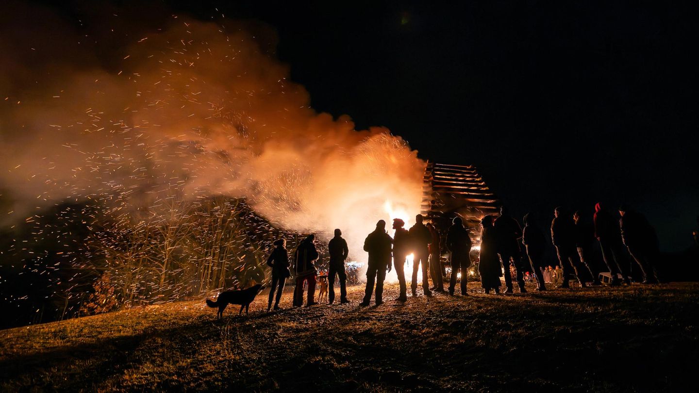 Feckenhausen, Baden-Württemberg. Das Funkenfeuer ist ein alter Feuerbrauch, der heute noch im schwäbisch-alemannischen Raum, aber auch in Ostfrankreich und bis in die Gegend von Aachen sowie bei den Sathmarer Schwaben in Rumänien verbreitet ist. Jedes Jahr am Funkensonntag werden die sogenannten Funken abgebrannt.