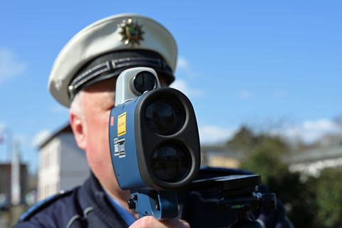 Eine Reihe von Polizeibeamten schiebt den Ruhestand hinaus und arbeitet freiwillig länger. (Archivbild) Foto: Elisa Schu/dpa