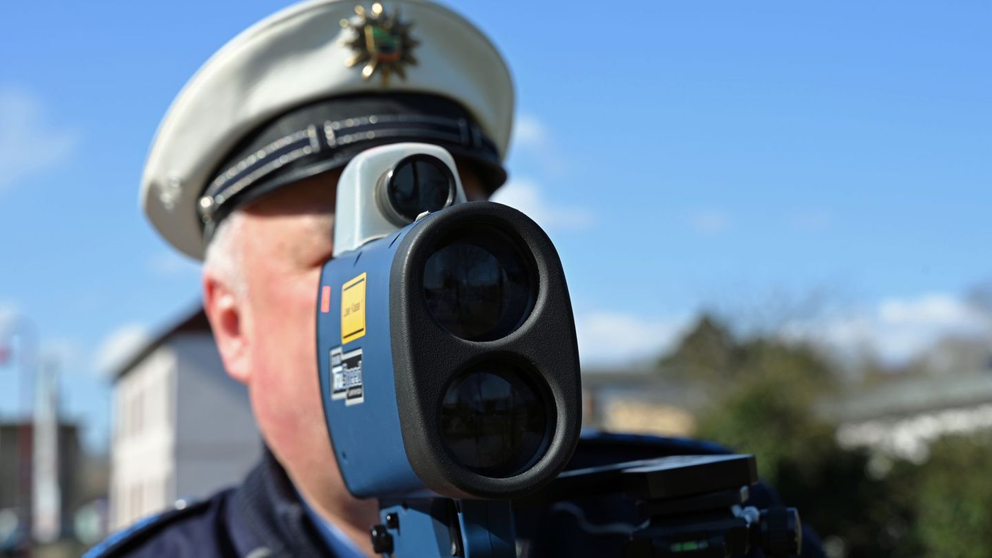 Eine Reihe von Polizeibeamten schiebt den Ruhestand hinaus und arbeitet freiwillig länger. (Archivbild) Foto: Elisa Schu/dpa