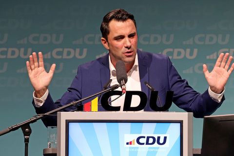 CDU-Landeschef Daniel Peters freut sich über die Wahl von Dorin Müthel-Brenncke als Beisitzerin in den Bundesvorstand. (Archivbi