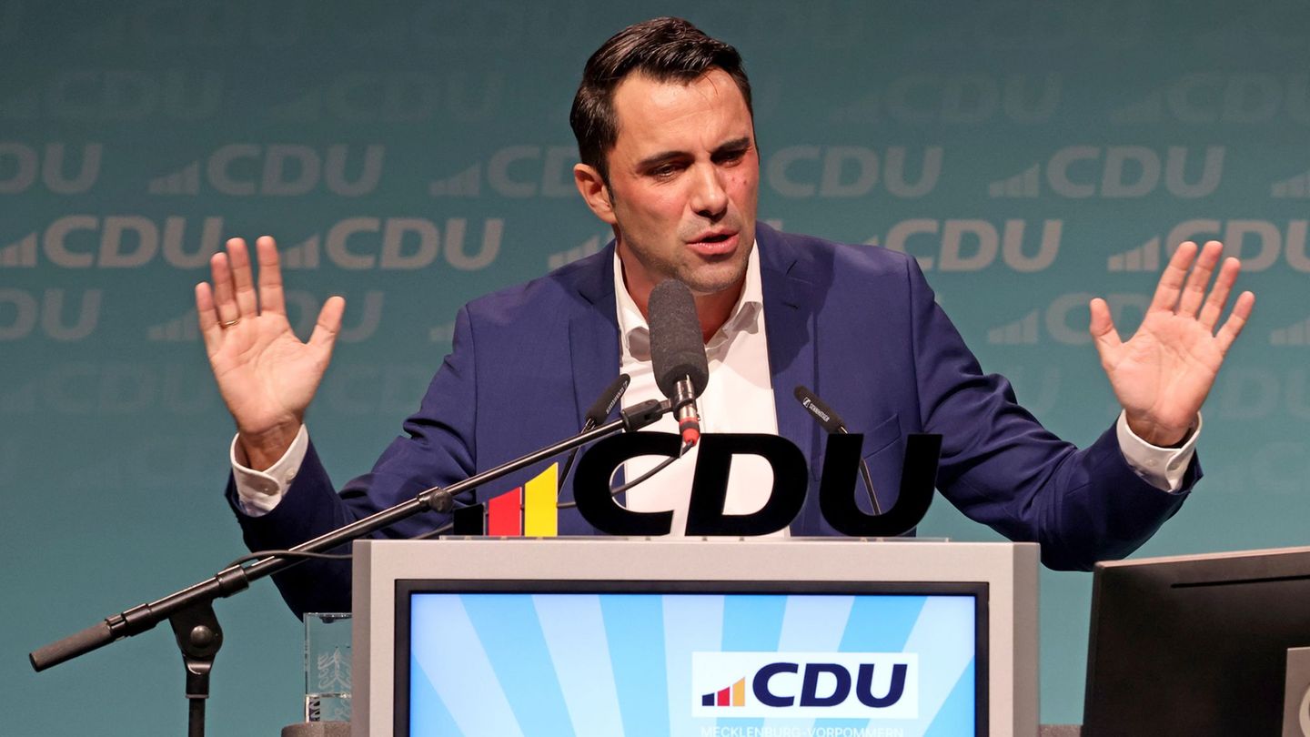 CDU-Landeschef Daniel Peters freut sich über die Wahl von Dorin Müthel-Brenncke als Beisitzerin in den Bundesvorstand. (Archivbi
