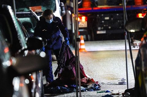 Spezialisten der Polizei sicherten am Tatort in Hagen-Remberg Spuren