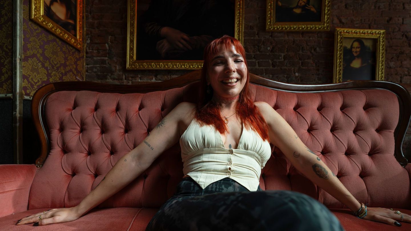 Janine ("Nine") ist 30 Jahre alt und hatte noch nie Sex oder eine Beziehung.