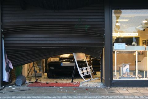 Mit einem Auto brechen drei unbekannte Täter in ein Juweliergeschäft in Stuhr ein. Foto: Kai Moorschlatt/dpa