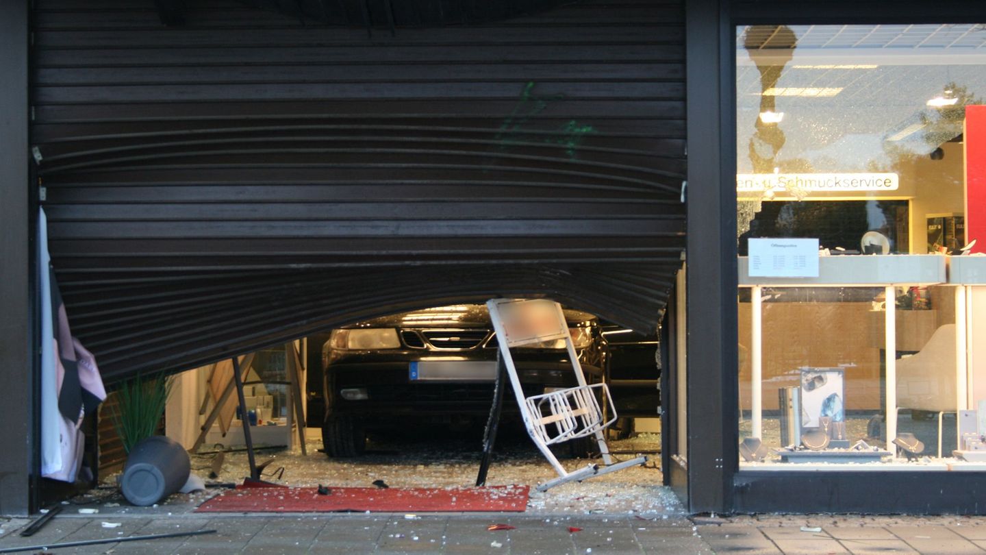 Mit einem Auto brechen drei unbekannte Täter in ein Juweliergeschäft in Stuhr ein. Foto: Kai Moorschlatt/dpa