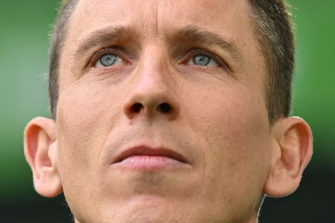 Blickt mit seiner Mannschaft in eine düstere Zukunft: VfL Wolfsburgs Cheftrainer Daniel Bauer. Foto: Swen Pförtner/dpa