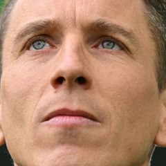 Blickt mit seiner Mannschaft in eine düstere Zukunft: VfL Wolfsburgs Cheftrainer Daniel Bauer. Foto: Swen Pförtner/dpa