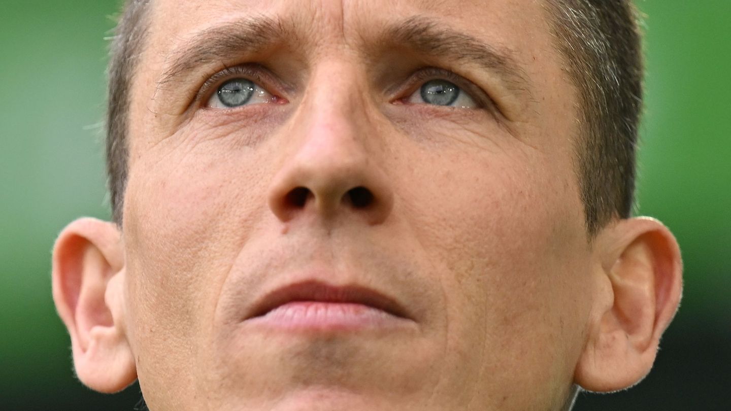 Blickt mit seiner Mannschaft in eine düstere Zukunft: VfL Wolfsburgs Cheftrainer Daniel Bauer. Foto: Swen Pförtner/dpa