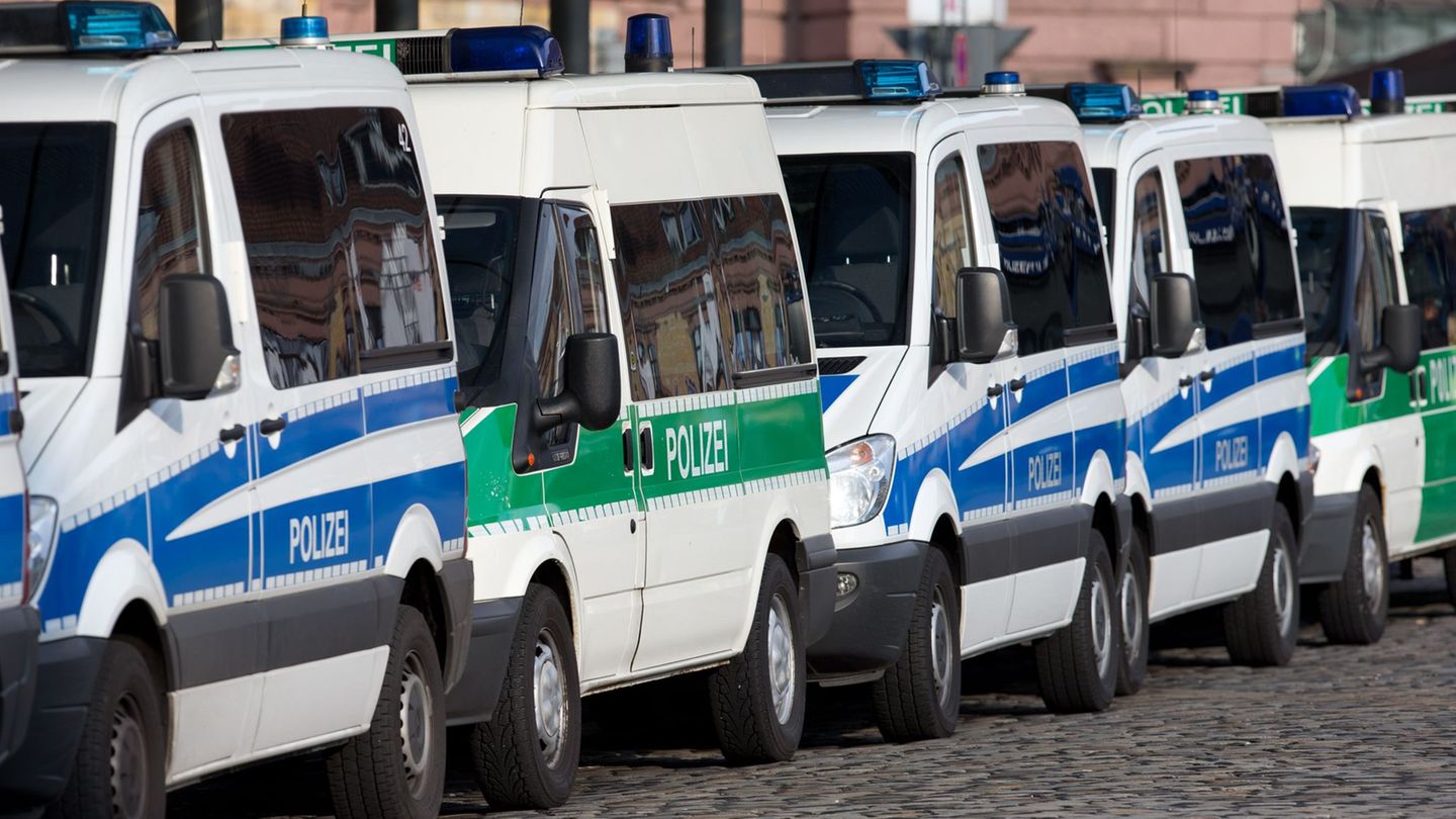 Polizeieinsatz wegen eines Fußball-Spiels in Osnabrück. Foto: picture alliance / dpa