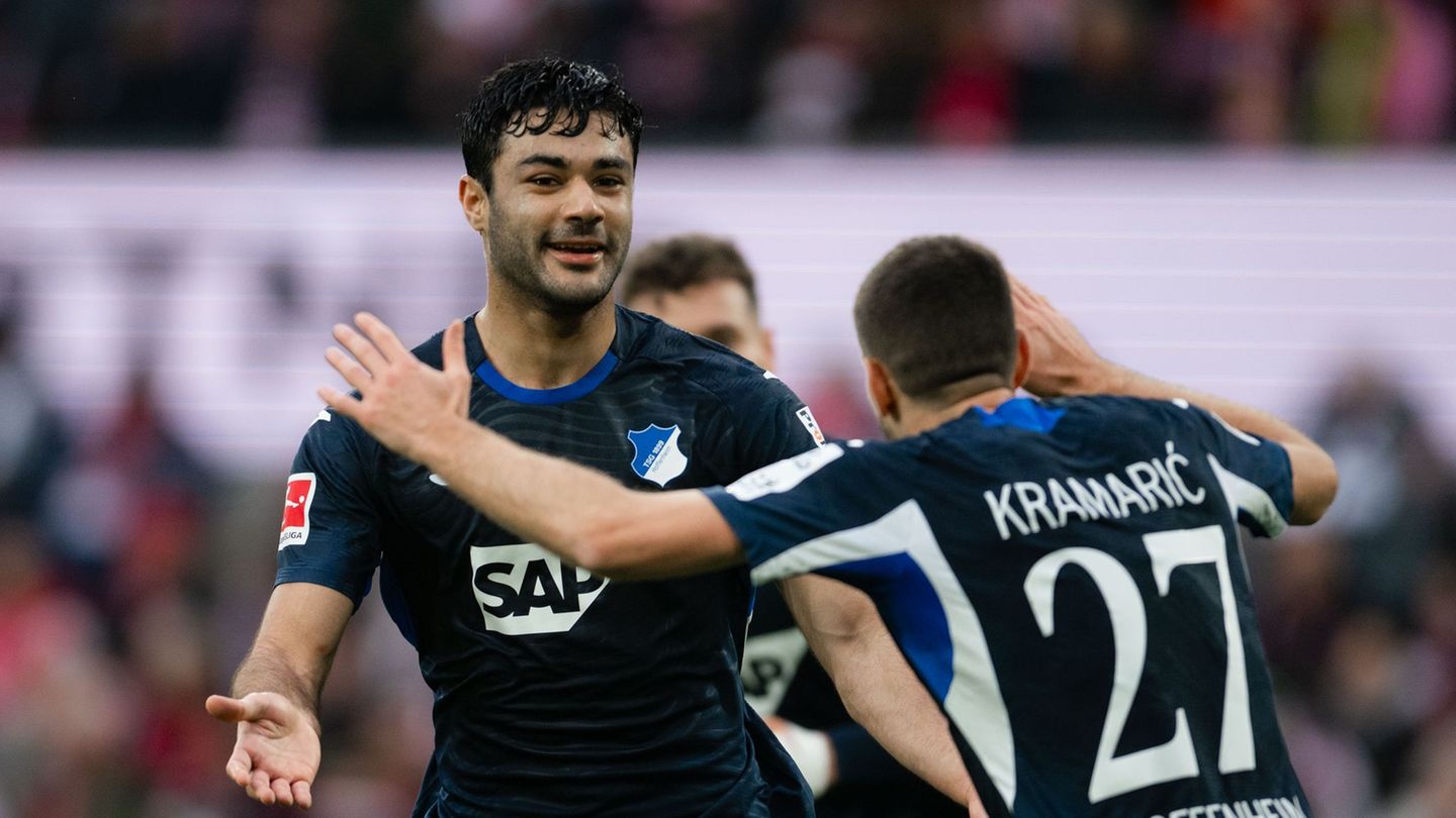 Hoffenheims Torschütze Ozan Kabak und Andrej Kramarić jubeln nach dem Treffer zum 1:1-Ausgleich. Foto: Marius Becker/dpa