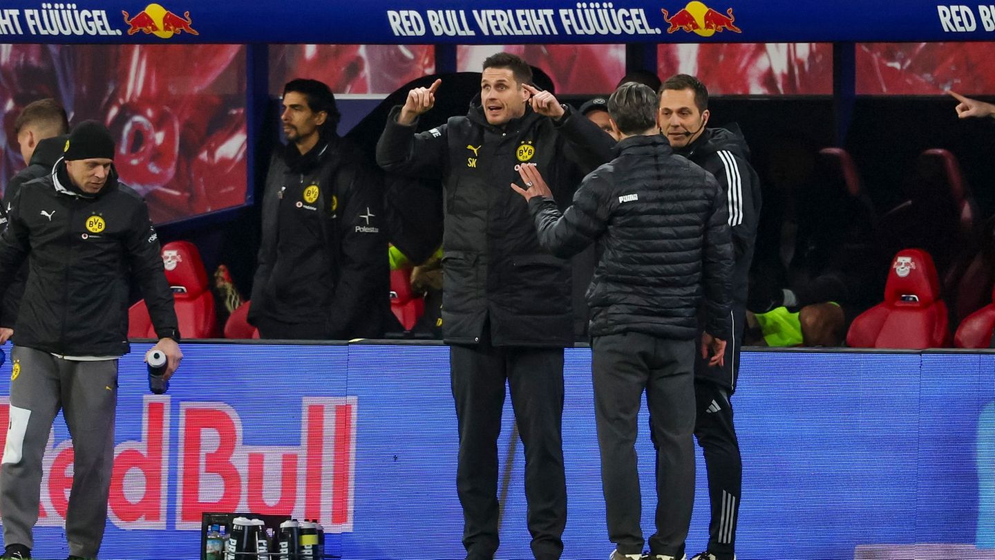Sportdirektor Sebastian Kehl und Trainer Niko Kovac diskutieren mit dem vierten Offiziellen Robert Hartmann. Foto: Jan Woitas/dp