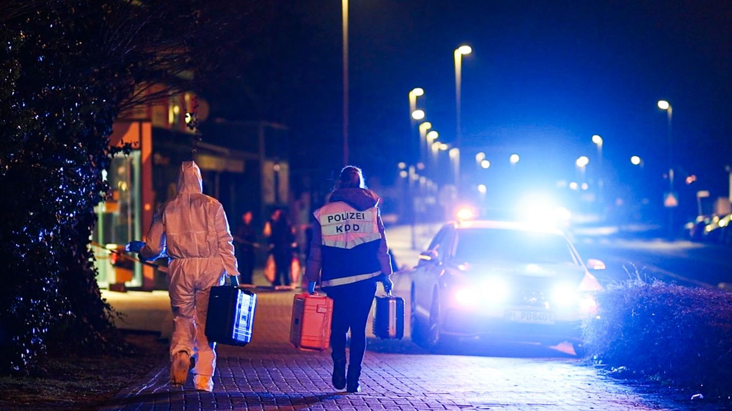 Die Polizei sichert Spuren an der Haltestelle. Foto: Uncredited/dpa