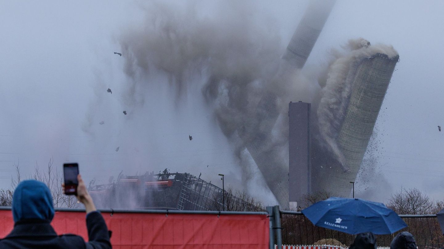 Mit 600 Kilogramm Sprengstoff wurde der alte Schornstein zu Fall gebracht. Foto: David Ebener/dpa