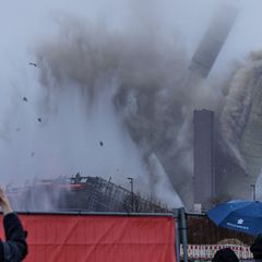 Mit 600 Kilogramm Sprengstoff wurde der alte Schornstein zu Fall gebracht. Foto: David Ebener/dpa