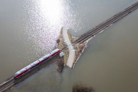 Schon bisheriger Regen hat vor allem in Südhessen für Hochwasser gesorgt. (Archivbild) Foto: Boris Roessler/dpa