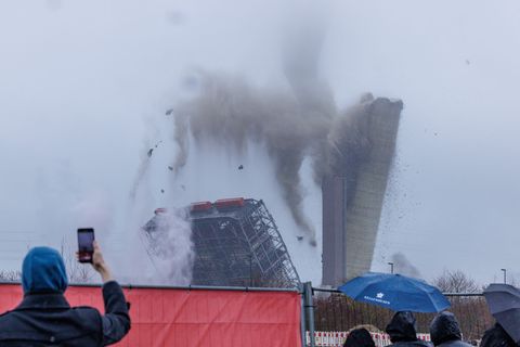 Mit 600 Kilogramm Sprengstoff wurde der alte Schornstein zu Fall gebracht. Foto: David Ebener/dpa