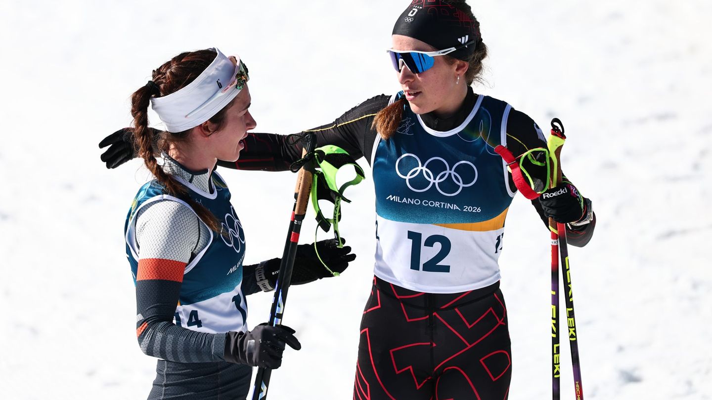 Darija Neprjajeva (l) nahm während des Olympia-Rennens versehentlich die Ski von Katharina Hennig Dotzler. Foto: Daniel Karmann/