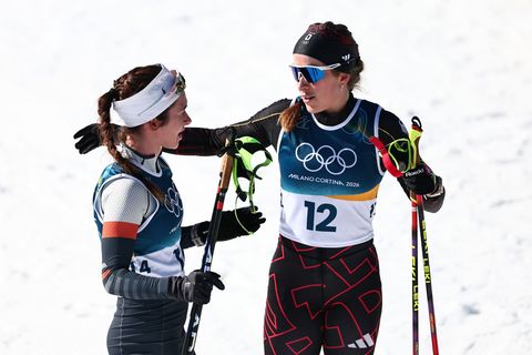 Darija Neprjajeva (l) nahm während des Olympia-Rennens versehentlich die Ski von Katharina Hennig Dotzler. Foto: Daniel Karmann/