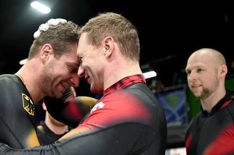 Herzlichen Glückwunsch: Francesco Friedrich gratuliert Johannes Lochner. Foto: Robert Michael/dpa