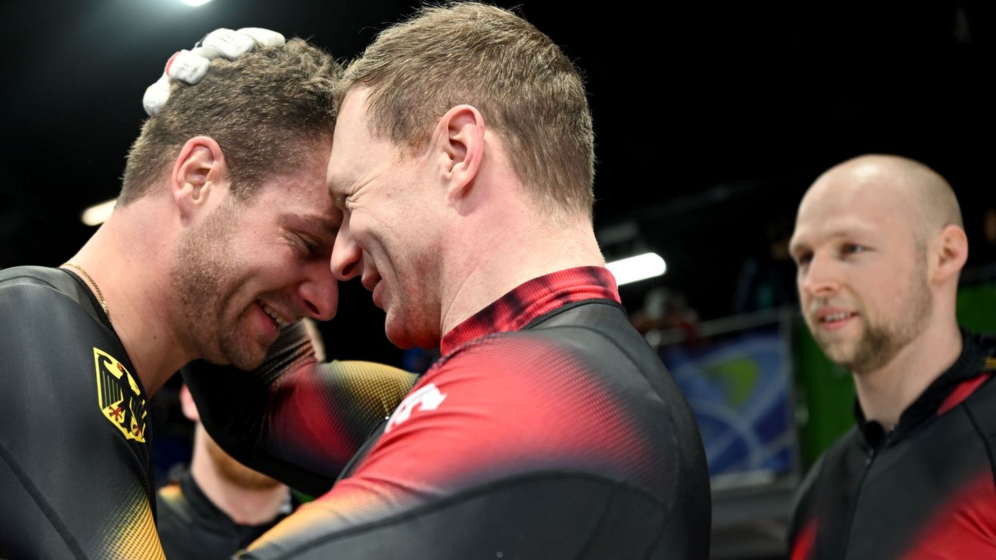 Herzlichen Glückwunsch: Francesco Friedrich gratuliert Johannes Lochner. Foto: Robert Michael/dpa