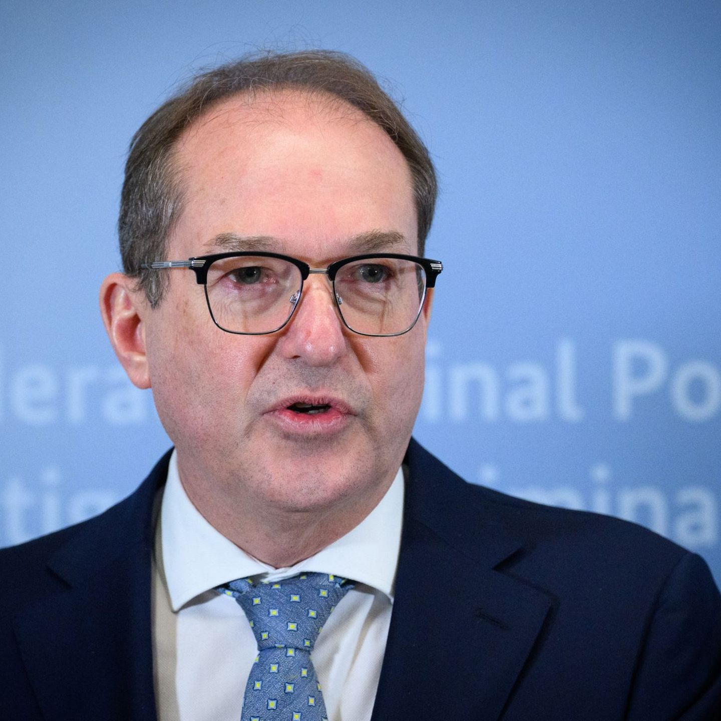 Bundesinnenminister Dobrindt will Asylbewerber schneller in Arbeit bringen. (Archivfoto) Foto: Bernd von Jutrczenka/dpa