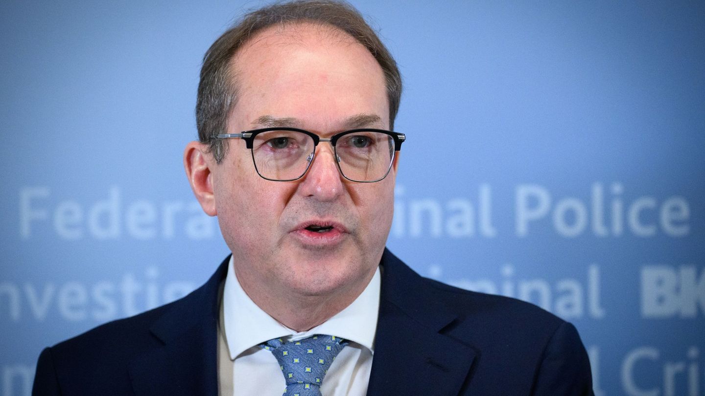 Bundesinnenminister Dobrindt will Asylbewerber schneller in Arbeit bringen. (Archivfoto) Foto: Bernd von Jutrczenka/dpa