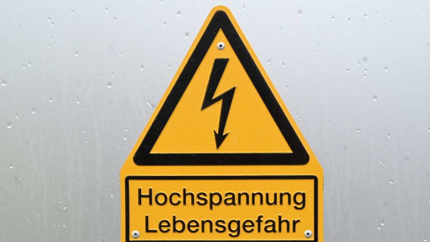 Ein Transformatorenhaus in der Herrenberger Straße war demnach in Brand geraten. (Symbolbild) Foto: Uli Deck/dpa