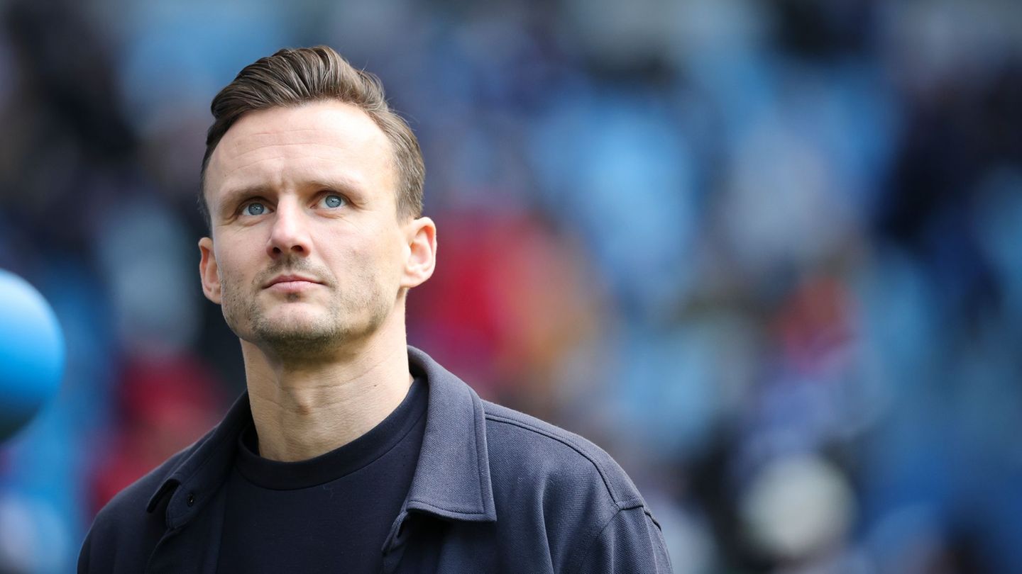 Wird er befördert? HSV-Sportdirektor Claus Costa ist als Sportvorstand im Gespräch (Archivbild) Foto: Christian Charisius/dpa