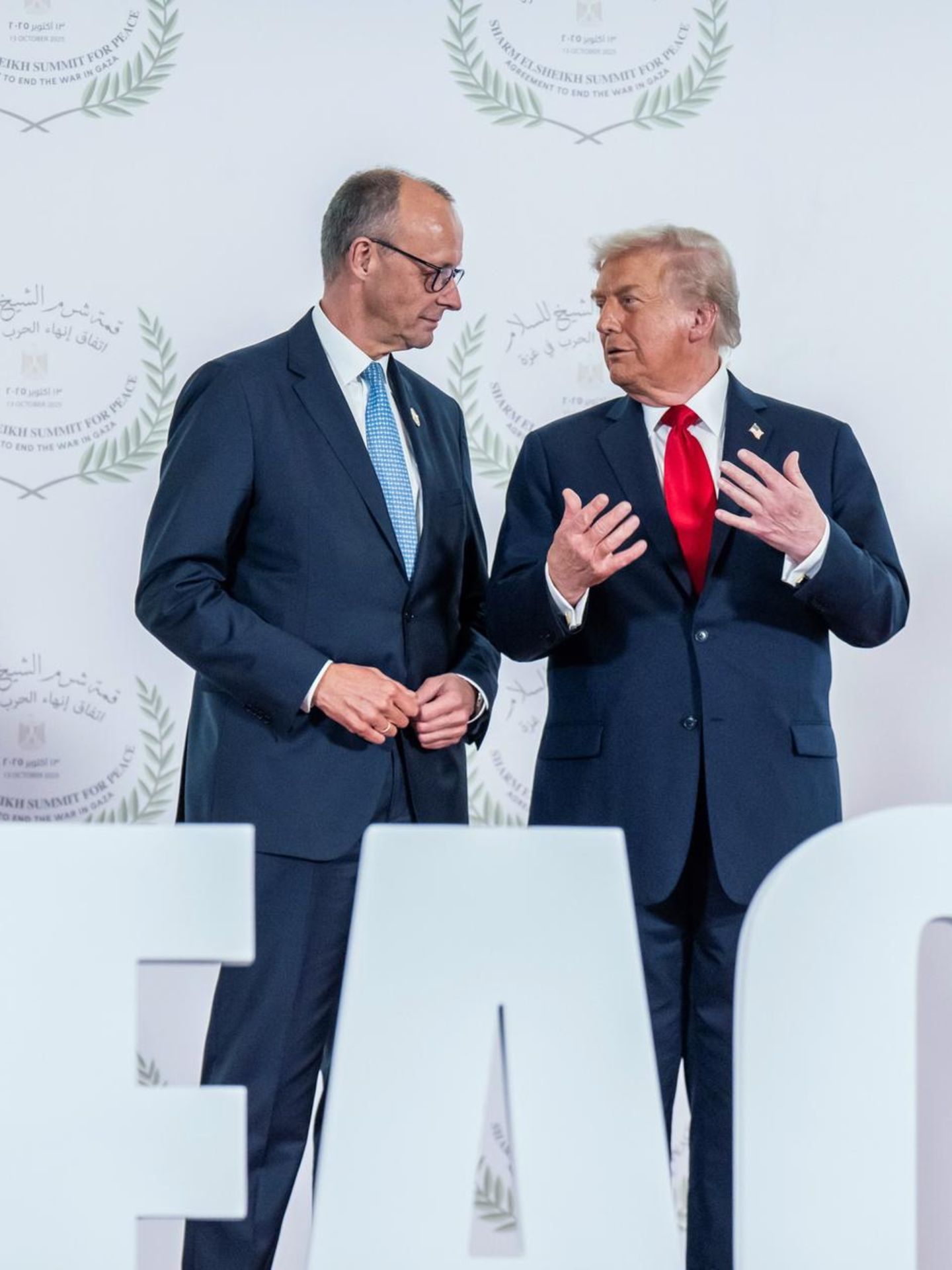 Letzte persönliche Begegnung im Oktober 2025: Friedrich Merz und Donald Trump beim Friedensgipfel für den Gaza-Krieg in Ägypten