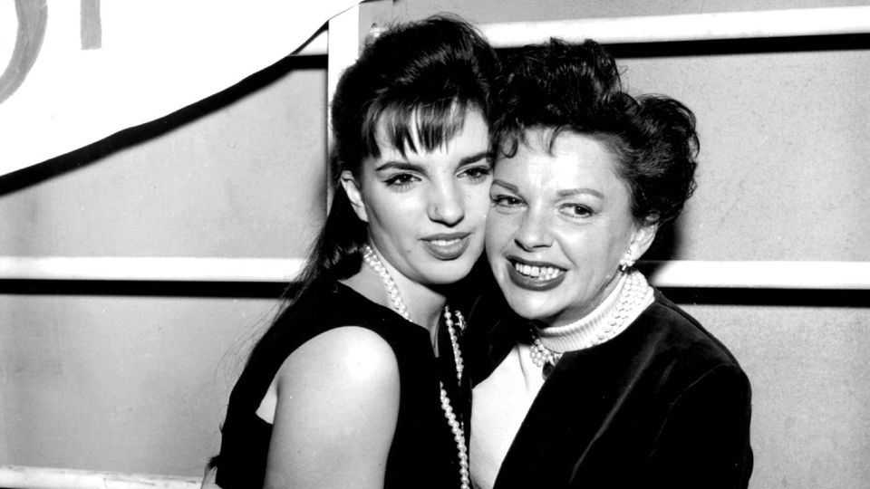 Liza Minnelli und ihre Mutter Judy Garland, vermutlich im Jahr 1963. Ihre Mutter starb 1969