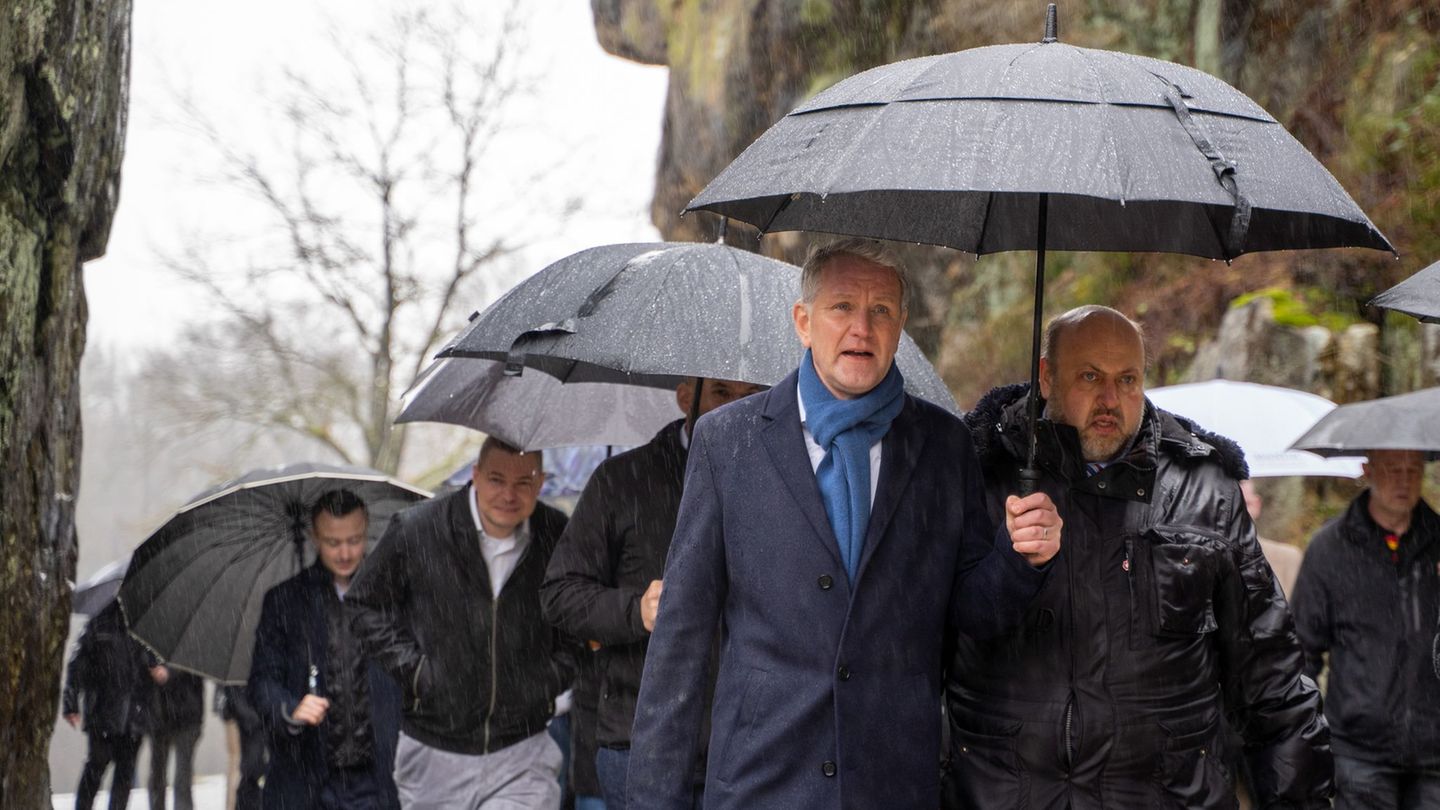 AfD-Politiker Björn Höcke besuchte die Externsteine. Foto: Max Lametz/dpa