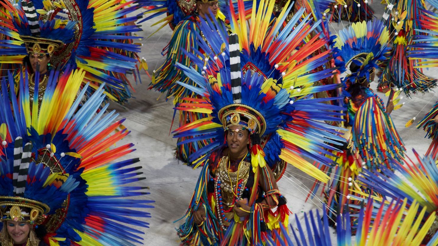 Zum Abschluss des Karnevals in Rio de Janeiro treten die sechs besten Sambaschulen auf. Foto: Zhou Yongsui/XinHua/dpa