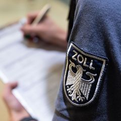 Der Zoll in Bremen hat im vergangenen Jahr viele Verstöße gegen Schwarzarbeit aufgedeckt. (Symbolbil) Foto: Hendrik Schmidt/dpa