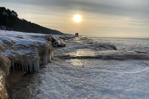 Die Suche auf See sei durch die Dunkelheit und große Eisschollen erschwert worden, was die Navigation stark beeinträchtigt habe,