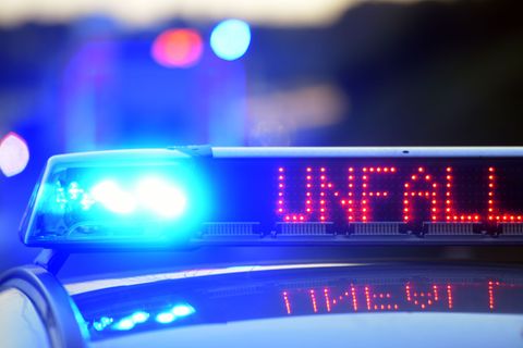 Ein 18-Jähriger baut mit einem Leihwagen auf der A7 einen spektakulären Unfall. (Symbolbild) Foto: Stefan Puchner/dpa