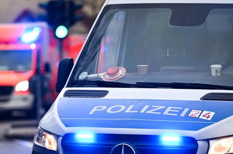 Bei einem Zusammenstoß zwischen einem Auto und einem Bus sind in Berlin zwölf Menschen verletzt worden (Symbolbild)