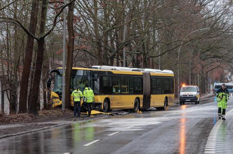 Bei einem Zusammenstoß zwischen einem Auto und einem Bus sind in Berlin zwölf Menschen verletzt worden