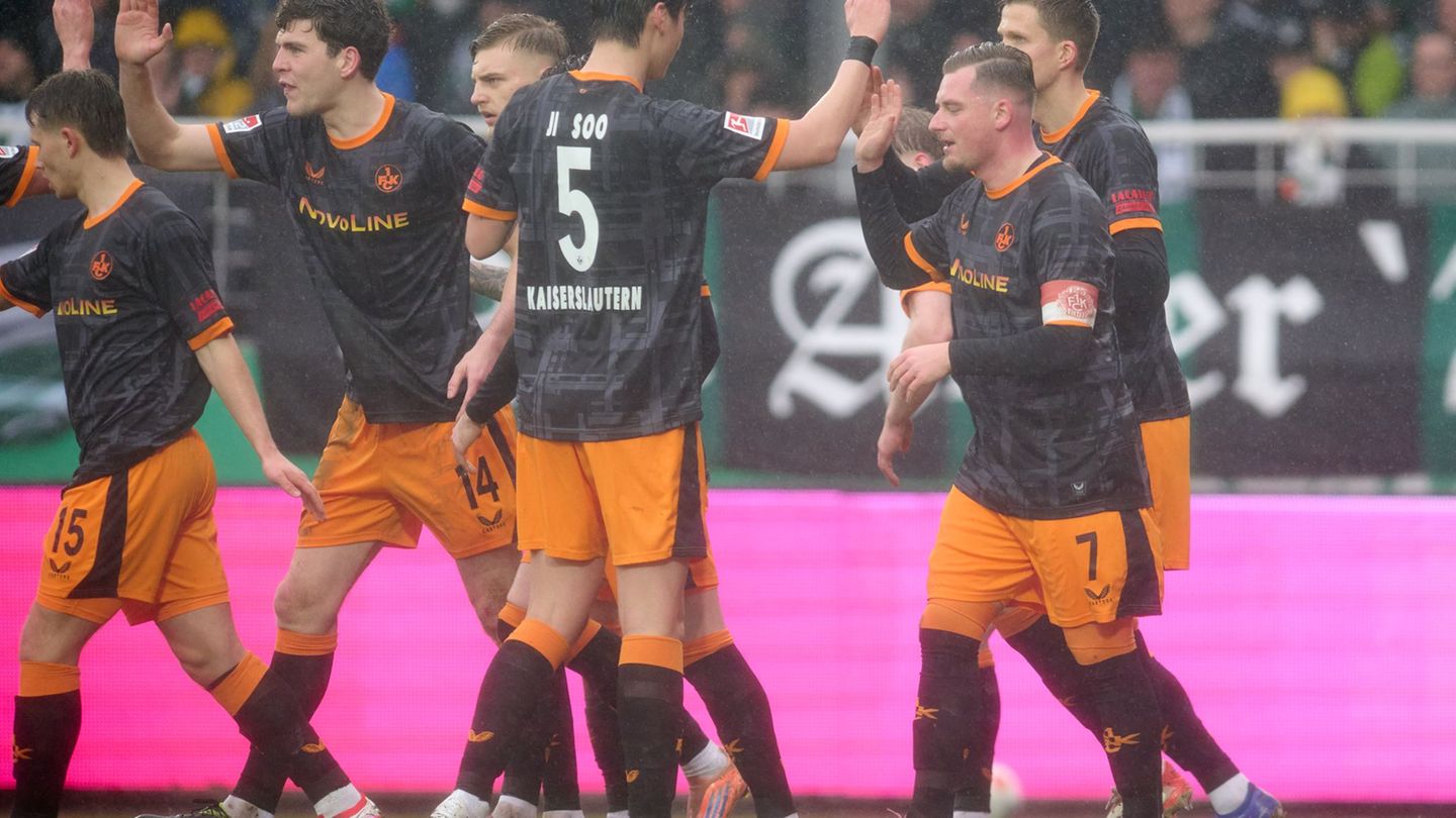 Kaiserslauterns Spieler jubeln über das Tor zum 1:0. Foto: Bernd Thissen/dpa