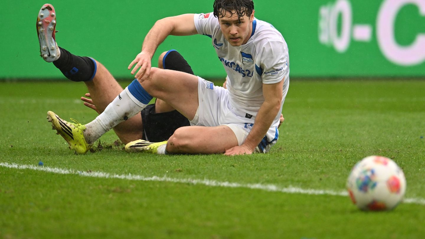 Linus Gechter und Hertha BSC in Paderborn am Boden. Foto: Swen Pförtner/dpa