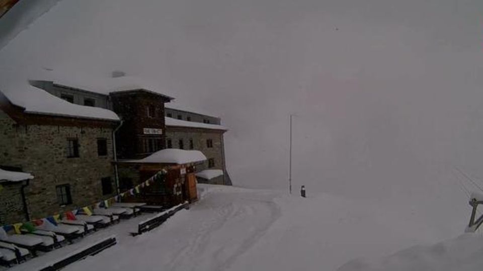 XXL-Lawine verschlingt Ski-Hütte in Österreich