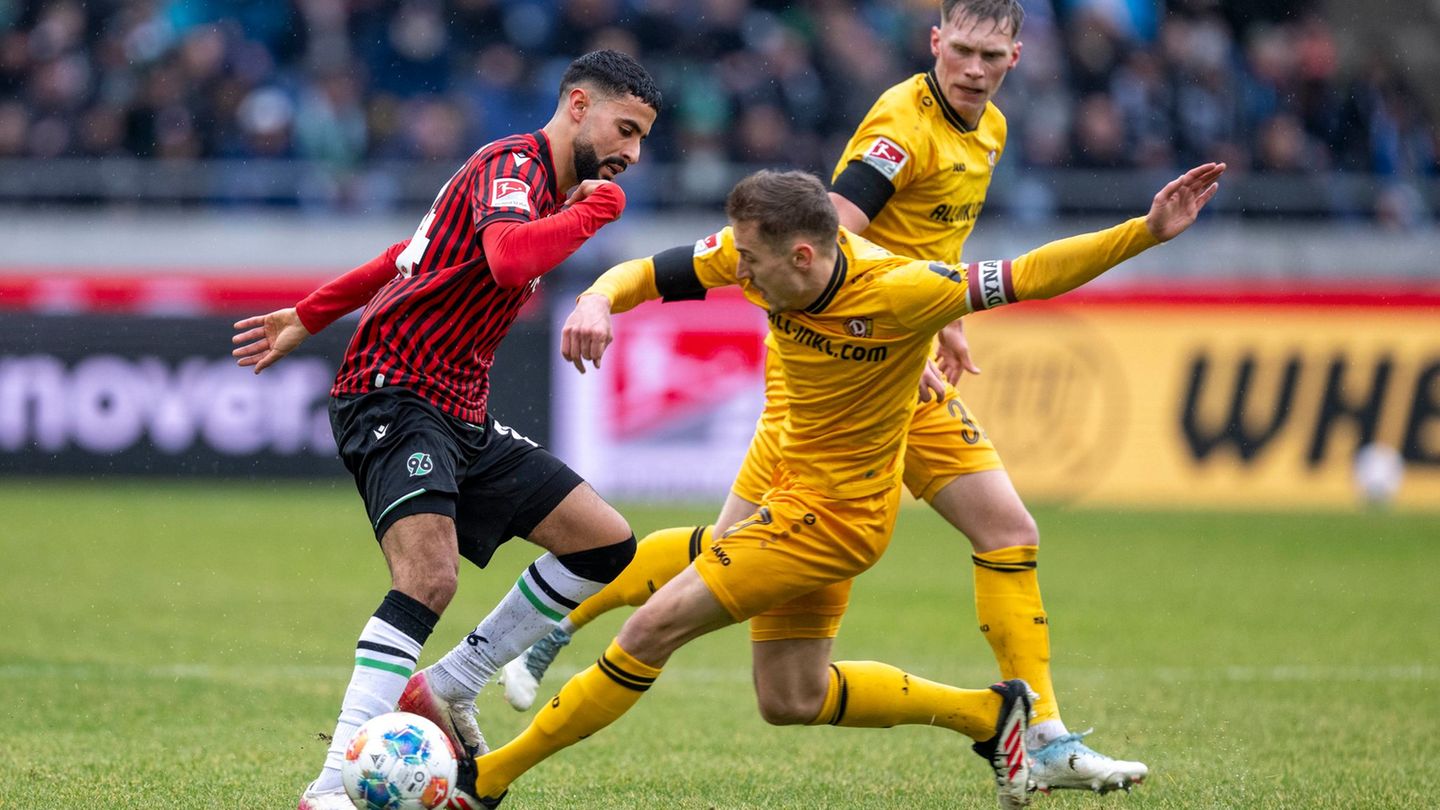 Elias Saad (Hannover 96) (l-r), Niklas Hauptmann (Dynamo Dresden) und Jonas Sterner (Dynamo Dresden) kämpfen um den Ball. Foto: