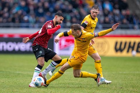 Elias Saad (Hannover 96) (l-r), Niklas Hauptmann (Dynamo Dresden) und Jonas Sterner (Dynamo Dresden) kämpfen um den Ball. Foto: