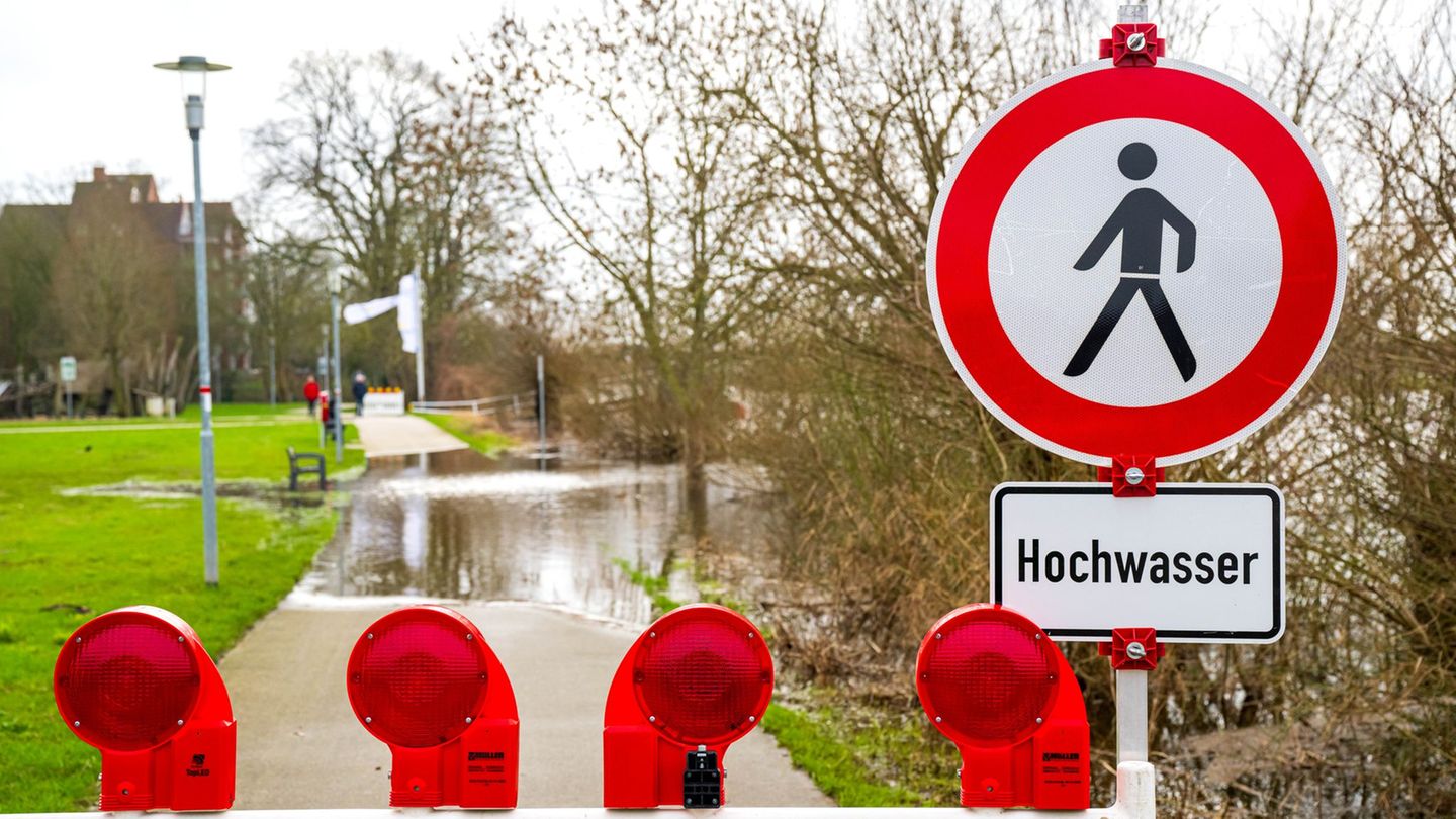 Bis Montag wird in Niedersachsen viel Regen erwartet, deshalb droht örtlich Hochwasser. (Archivbild) Foto: Sina Schuldt/dpa