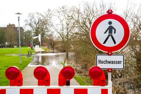 Bis Montag wird in Niedersachsen viel Regen erwartet, deshalb droht örtlich Hochwasser. (Archivbild) Foto: Sina Schuldt/dpa